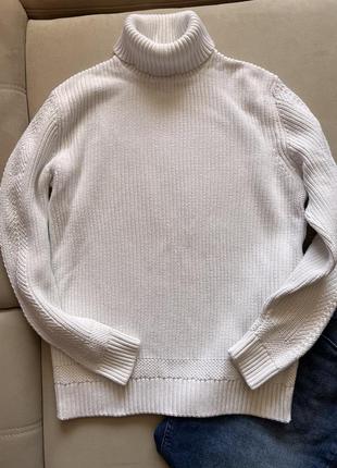 Білий светр гольф під шию