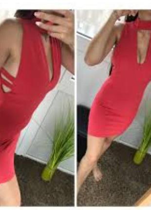 Коралова відкрита сукня з чокером