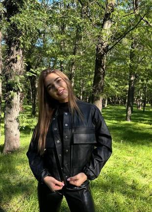 Бомбер женский кожаный оверсайз на кнопках с карманами качественный стильный мокко черный9 фото