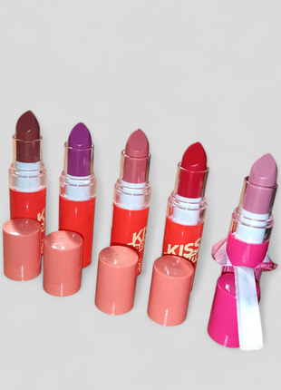 Кремовая губная помада множество поцелуев