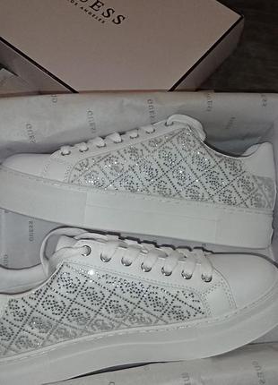 Кроссовки от guess