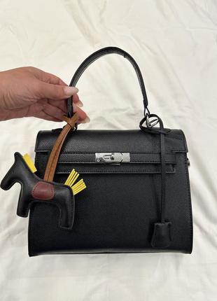 Нова шкіряна чорна вмістка сумка в стилі hermes kelly, сумка келлі з коником середнього розміру