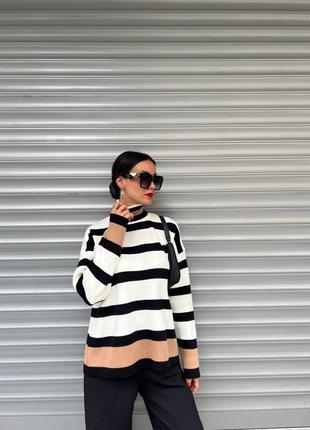Женский стильный свитер в полоску