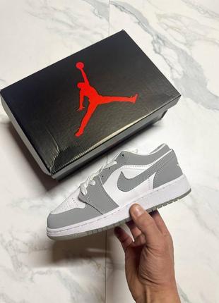 Жіночі кросівки nike air jordan 1 low grey white джордан сірого з білим кольорів