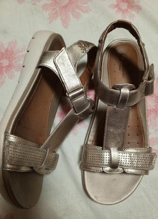 Босоніжки шкіряні clarks