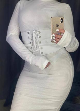 Біла сукня в рубчик