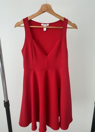 Красное платье