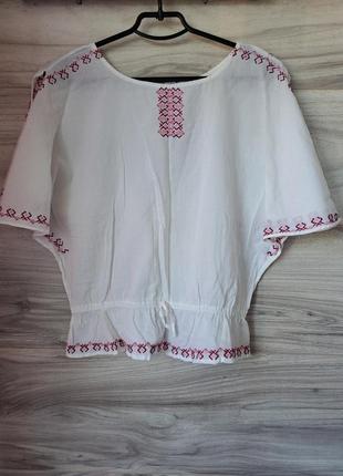 Блузка с вышивкой в этническом стиле