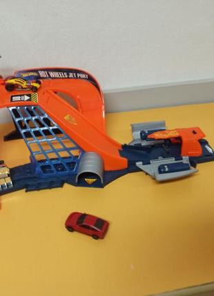 Трек mattel hot wheels jet port set з двома машинками