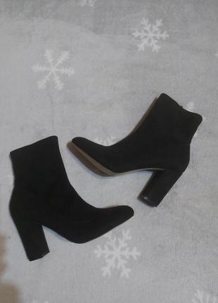 Короткие сапожки на молнии. каблук - 9см . 
р.38,5 -39, на среднюю ногу. madden girl   
steve madden