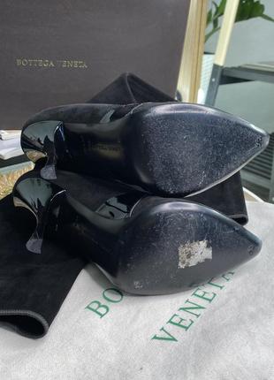 Bottega veneta замшевые ботфорты с лаковым носком5 фото