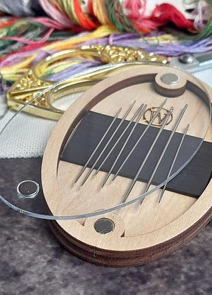 Деревянная игольница с прозрачной крышкой для рукоделия