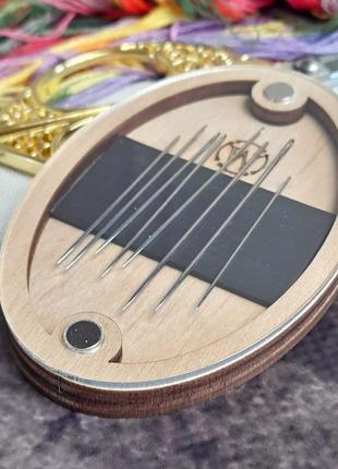Деревянная игольница с прозрачной крышкой для рукоделия