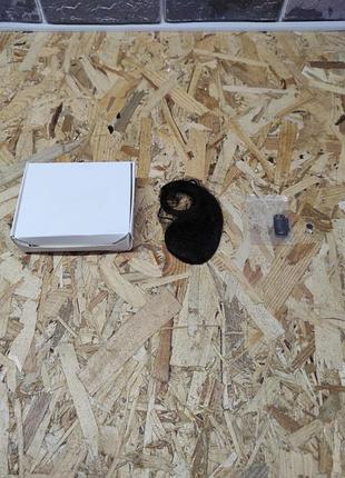 Тонкая прямая взлохмаченная прическа-пучок ruwiss