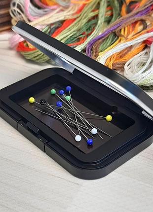 Игольница-коробка черная с прозрачным окошком и магнитом