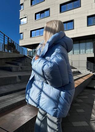 Женский зимний дутый пуховик оверсайз голубой с лебяжим пухом8 фото