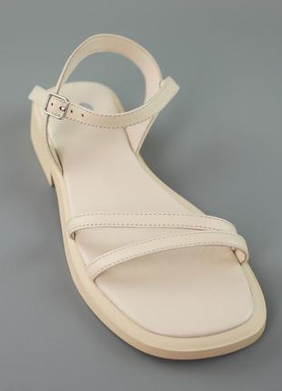 Стильные молочные качественные босоножки, бежевые, на низком каблуке, кожаные, кожаная кожа-женственная летняя обувь4 фото