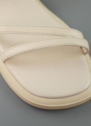 Стильные молочные качественные босоножки, бежевые, на низком каблуке, кожаные, кожаная кожа-женственная летняя обувь5 фото