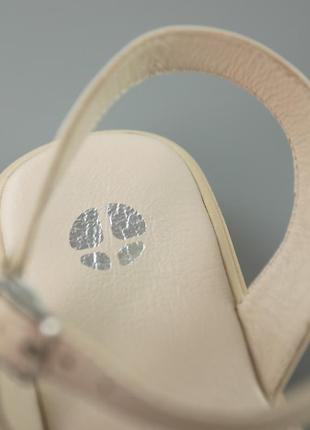 Стильные молочные качественные босоножки, бежевые, на низком каблуке, кожаные, кожаная кожа-женственная летняя обувь3 фото