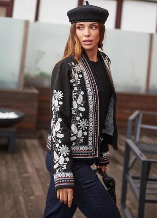 Укорочений жакет із вишивкою
