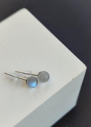 Сережки мініатюрні з натуральним лабрадором куля. кульчики лабрадор в сріблі. пусети лабрадор. індія.