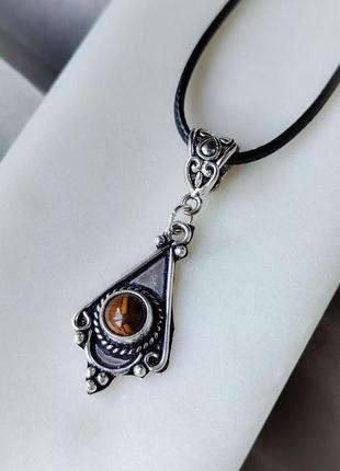 Підвісок тигрове око коло. мініатюний кулон з тигрового ока. індія.