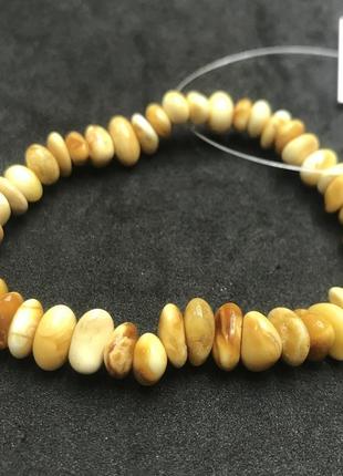 Янтарь королевский браслет с натуральным янтарем на резинке.