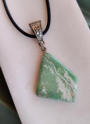 Жадеїт підвіс. кулон з жадеїту. підвісок з жадеіту. жадеит. індія.