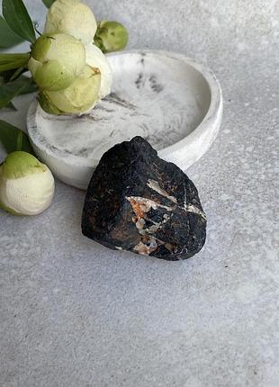 Шерл необроблений натуральний 48*30*35 мм камінь чорний турмалін.