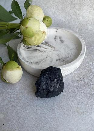 Шерл необроблений натуральний 36*28*19 мм камінь чорний турмалін.