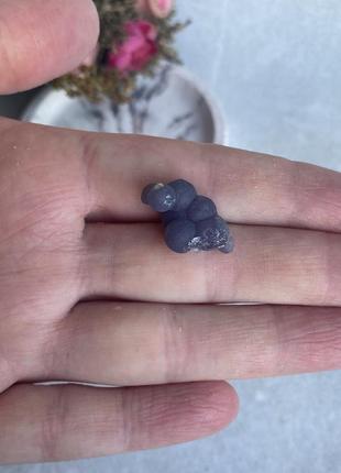 Виноградний халцедон натуральний камінь необроблений халцедон 21*12 мм.