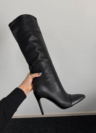 Чорні шкіряні демісезонні демі чоботи труби на високій тонкій шпильці з гострим носом осінь
