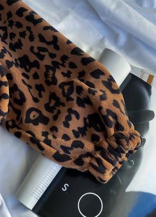 Яркая кофта в леопардовом цвете