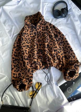 Яркая кофта в леопардовом цвете