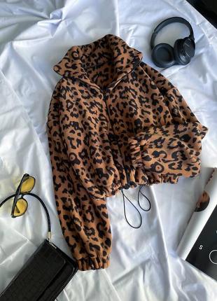 Яркая кофта в леопардовом цвете