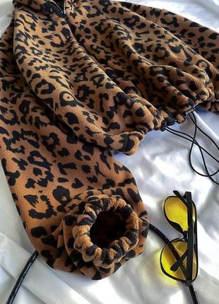 Яркая кофта в леопардовом цвете