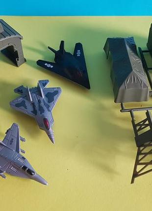 Іграшковий набір військова база - техніка, літаки, військові будівлі, тематичний килимок2 фото