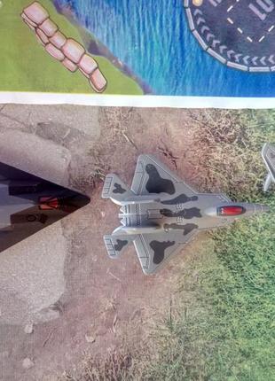 Іграшковий набір військова база - техніка, літаки, військові будівлі, тематичний килимок7 фото
