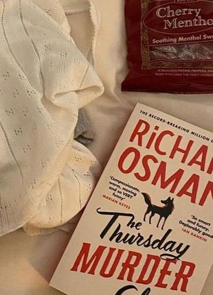 Книга англійською мовою the thursday murder club