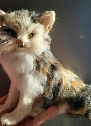 Игрушка  кошечка валяная из шерсти4 фото