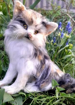 Игрушка  кошечка валяная из шерсти2 фото