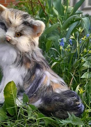 Игрушка  кошечка валяная из шерсти3 фото