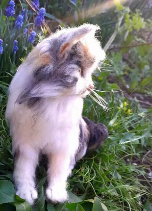 Игрушка  кошечка валяная из шерсти1 фото