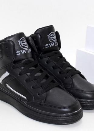 Високі підліткові осінні кросівки в чорному кольорі.