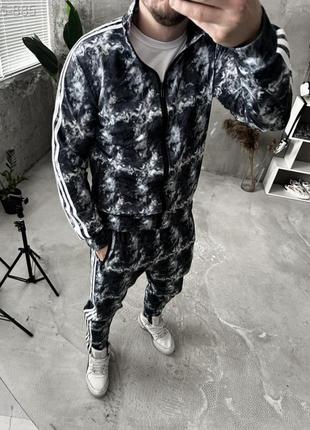 Мужской спортивный костюм