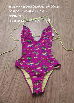 Стильный слитный купальник