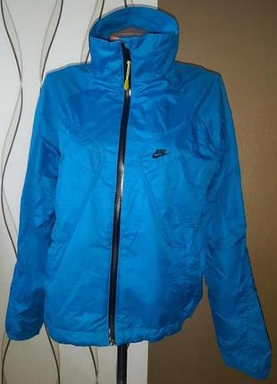 Яскрава спортивна куртка