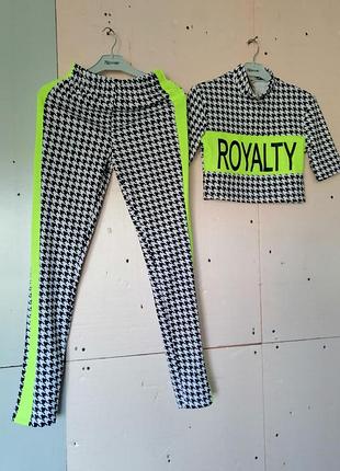 Стильный костюм гусиная лапка с яркими кислотными вставками и надписями