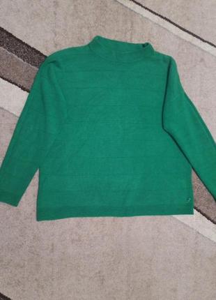 Жіночий зелений светр