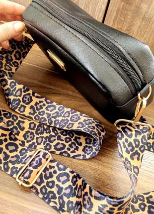 Сумочка с двумя ремешками.